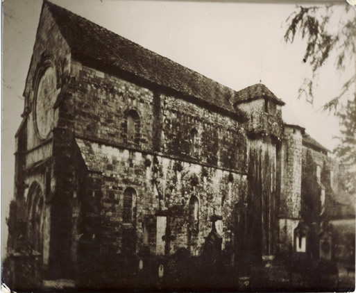 Église vue de profil dans le cimetière