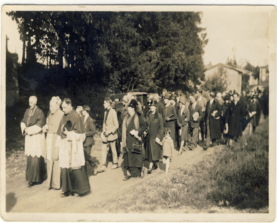 Procession et bénédiction de la première pierre